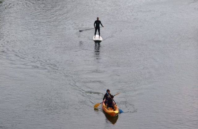navegando en piragua y en paddle surf